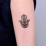Tatuaggi di mani che pregano: simbolo di spiritualità e fede.