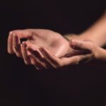 Un gesto d’amore: Il saluto nelle preghiere