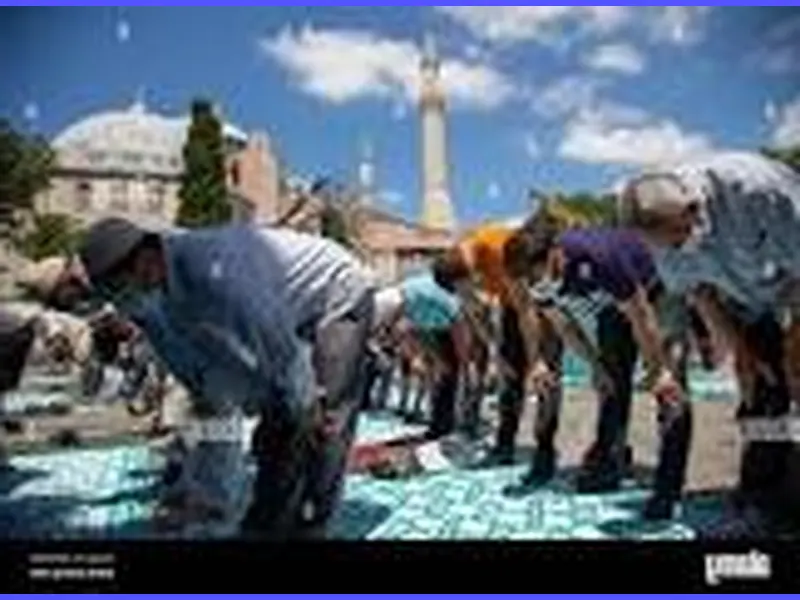 Musulmana in preghiera con il Corano e il tappeto da preghiera: illustrazione dell'importanza della devozione e dei rituali religiosi nell'Islam.