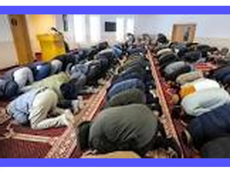 Una persona musulmana in preghiera, riversa nella devozione e nel rispetto dei rituali religiosi dell'Islam.