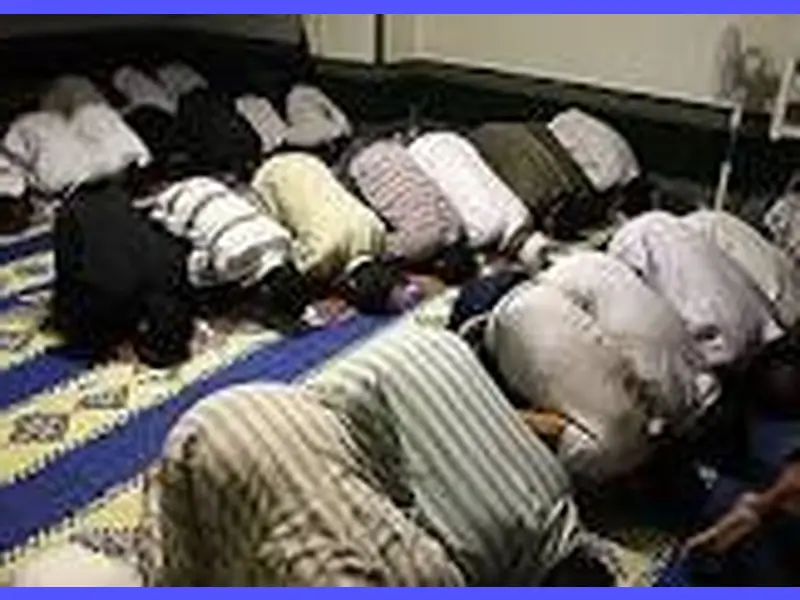 Persone islamiche in preghiera e adempiendo ai rituali religiosi con devozione e fede nell'Islam.