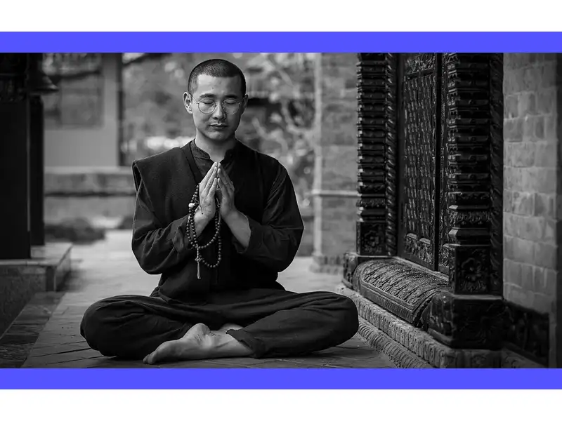 Persona in meditazione profonda, le mani giunte in preghiera, circondata da luce soffusa. L'immagine trasmette calma e serenità, evocando la pratica di una preghiera consapevole e contemplativa.