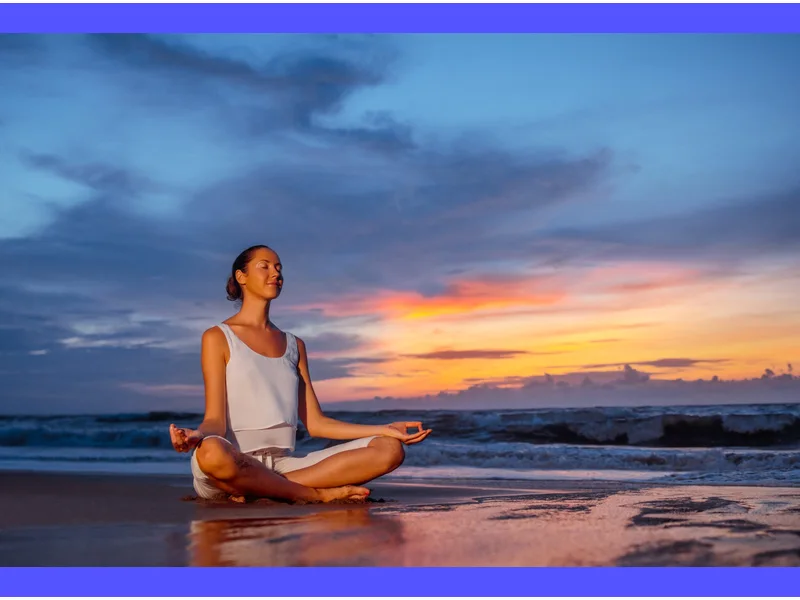 Persona in meditazione profonda, con le mani giunte e gli occhi chiusi, trasmette calma e serenità mentre pratica la preghiera consapevole.