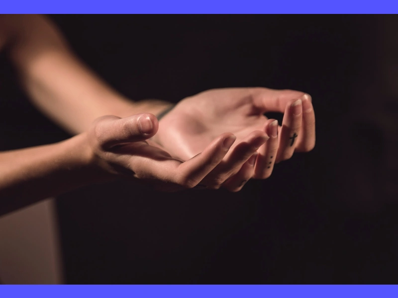 Mani giunte in preghiera, simbolo di serenità e mindfulness. Scopri come raggiungere una connessione profonda e consapevole durante le tue preghiere.