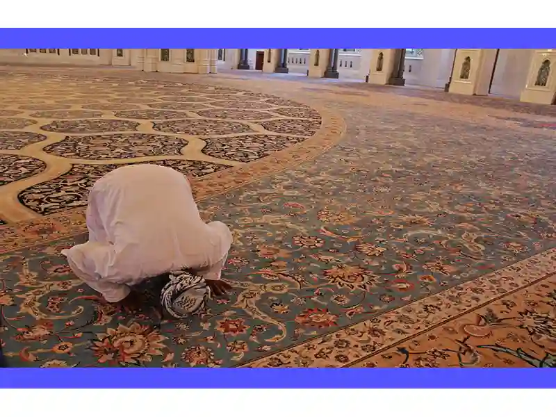Luoghi sacri dell'Islam: scenari di devozione per la comunità musulmana in preghiera.