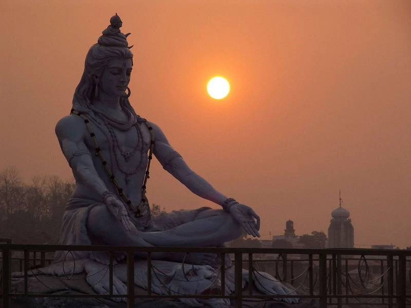 L'immagine rappresenta un uomo meditante in posizione di loto con uno sguardo sereno, simboleggiando la ricerca interiore e la consapevolezza nella pratica spirituale.