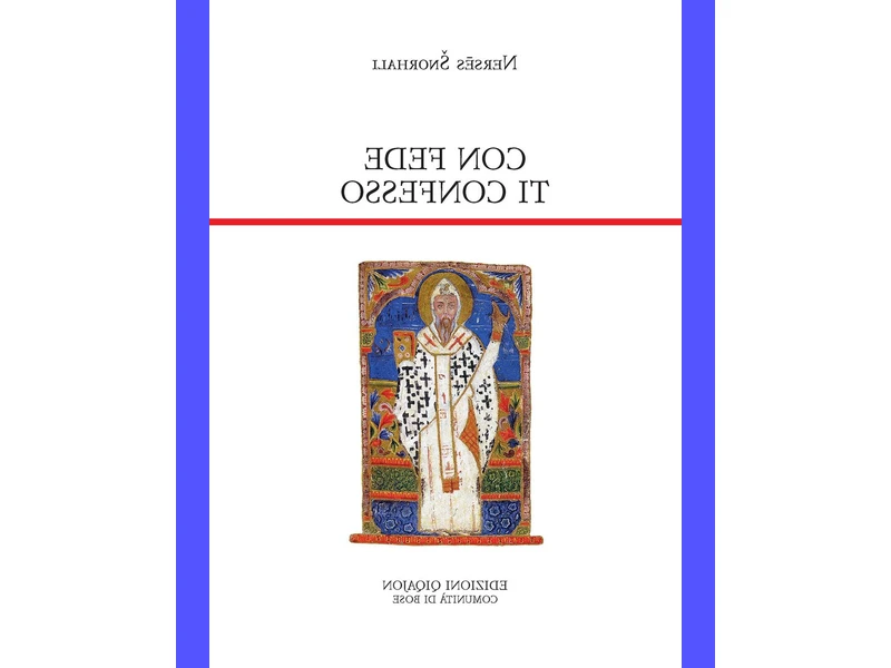 Un uomo anziano con gli occhi chiusi in preghiera, illuminato dalla luce del sole, rappresenta il potere trasformativo della fede e della preghiera nella vita di tutti i giorni.
