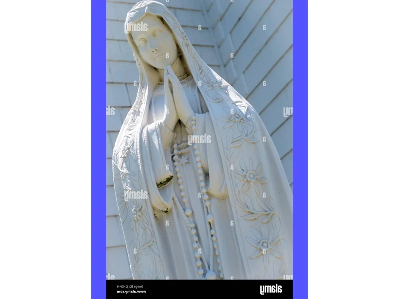 Un'immagine di una preghiera devota a Maria Vergine con un mazzo di fiori freschi accanto a un'icona della Madonna, creando un'atmosfera di calma e devozione.