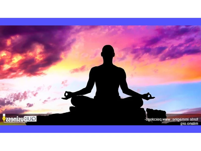 Un uomo in silenziosa contemplazione accarezza la pace interiore mentre segue il cammino spirituale guidato dalla meditazione di San Charbel.