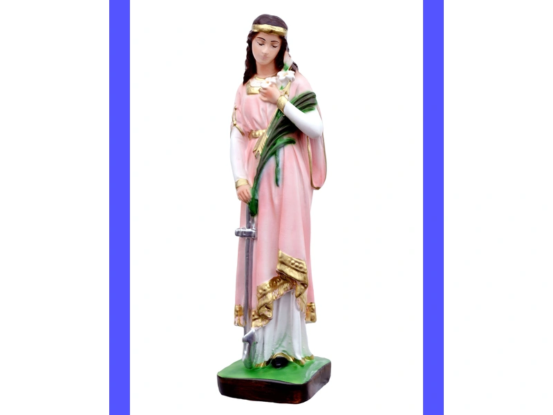 Immagine di una bella statua di Santa Filomena circondata da fiori in un'atmosfera di serenità e devozione.