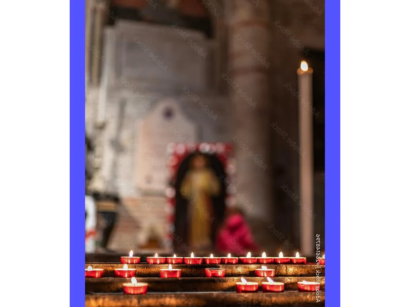 L'immagine mostra una donna inginocchiata in preghiera davanti a un altare con una candela accesa e le mani giunte. Simbolo di devozione e fede nel chiedere aiuto ai Santi.