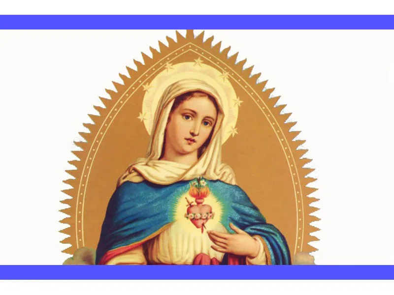L'immagine mostra una donna in preghiera davanti a una statua del Cuore di Maria, simbolo di devozione e fiducia nella divina intercessione materna.