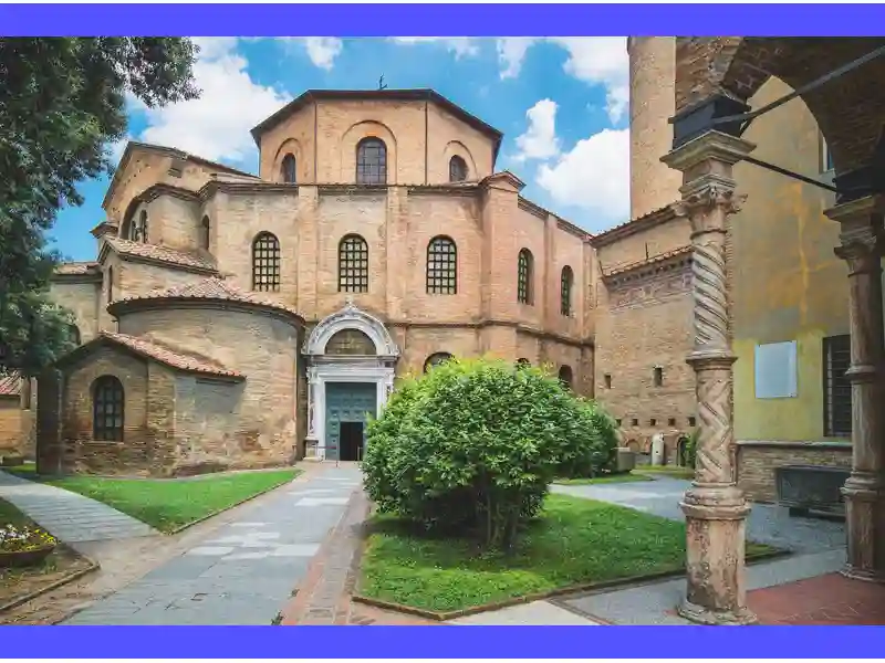 Immagine suggestiva illustrante il connubio tra tradizioni millenarie e nuove forme di spiritualità, rappresentato attraverso un ponte che unisce il passato e il presente.