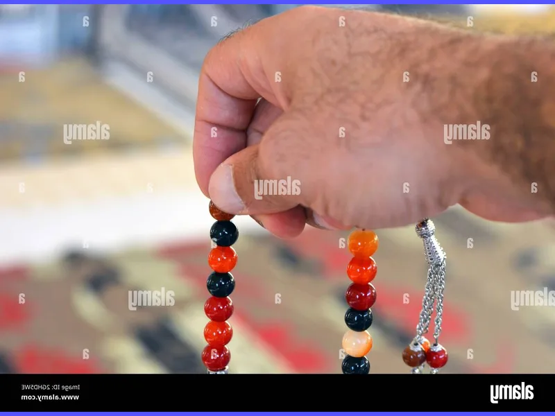 Mani giunte in preghiera con tappeto orientale e Rosario Islamico su sfondo colorato