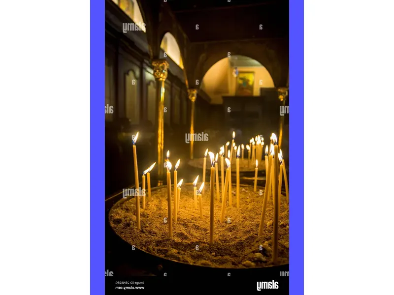 Immagine di un santuario tranquillo con candele accese e incensi bruciati, ideale per la meditazione quotidiana con preghiere antiche.