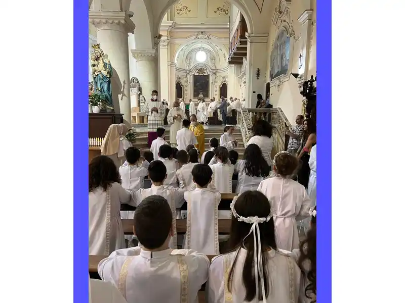 Gruppo di fedeli in preghiera durante la celebrazione della Santa Messa domenicale