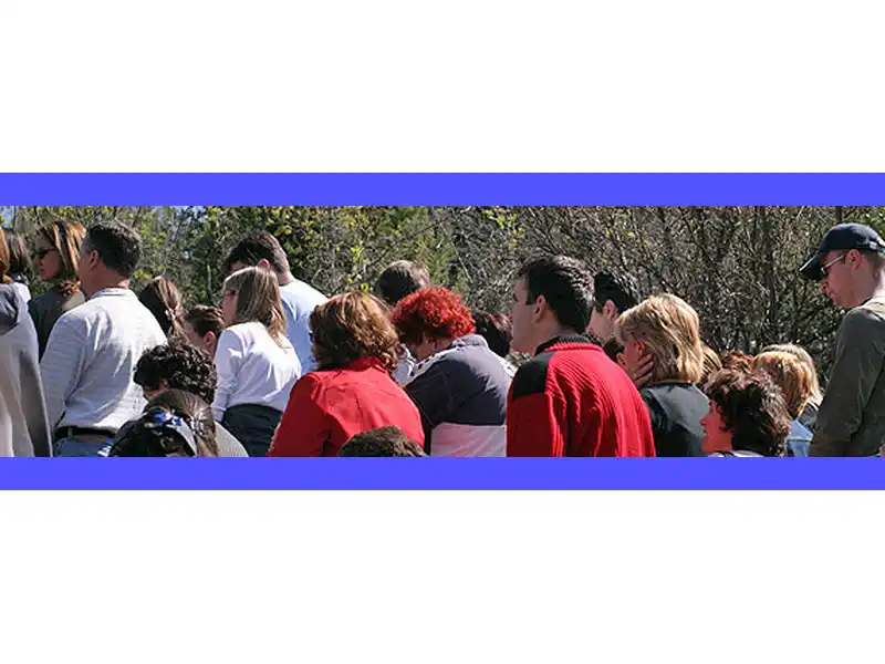 Gruppo di persone in preghiera insieme, rafforzando i legami spirituali nella comunità contemporanea.