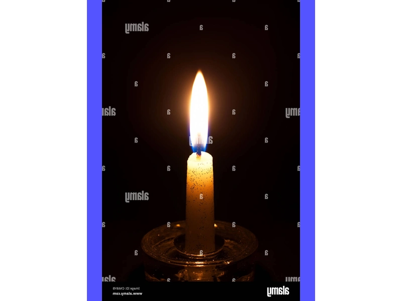 Immagine: Candela accesa in memoria di un amico defunto durante un momento di preghiera e raccoglimento spirituale.