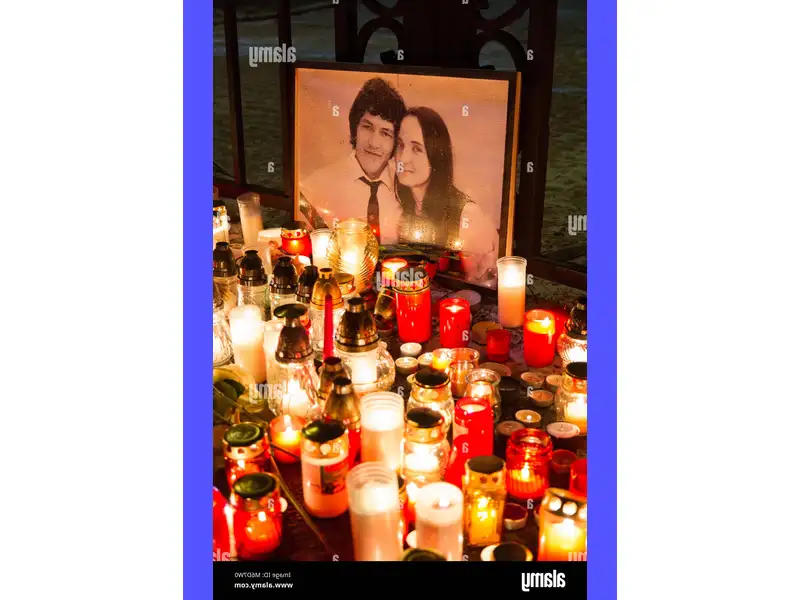 Immagine di un gruppo di persone in preghiera, con candele accese e fiori in mano, per onorare la memoria di un amico defunto e trovare raccoglimento spirituale.
