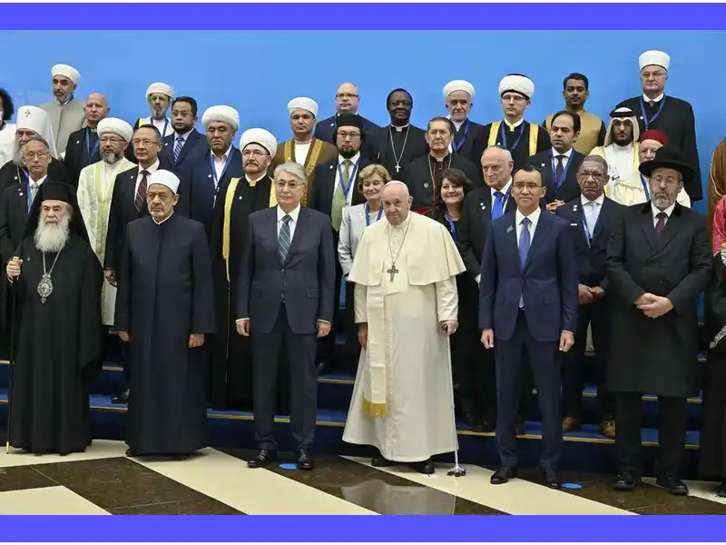Gruppo di persone di diverse etnie e religioni riunite in preghiera per la pace nel mondo, con le mani giunte e gli occhi chiusi in un gesto di profonda comunione e speranza.