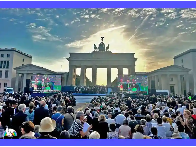 Immagine raffigurante persone di diverse culture e religioni riunite in preghiera, con il mondo come sfondo. Simbolo di unità e speranza per la pace globale.