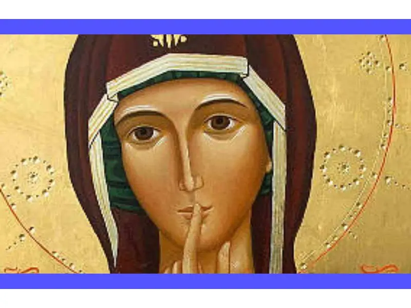 Immagine di una donna in preghiera davanti a un'icona della Madonna, simbolo di fede e speranza. Il testo dell'articolo discute le preghiere da indirizzare a Maria per trovare aiuto e conforto nelle difficoltà.