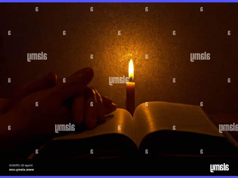 Immagine di un'atmosfera tranquilla con una candela accesa e un libro aperto sulle preghiere di San Cipriano, simbolo di protezione spirituale e fede.