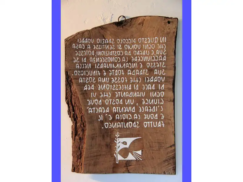 Immagine di Don Luigi Verdi mentre rivolge preghiere toccanti e ispiranti sulla fede e la speranza, comunicando serenità e conforto ai fedeli.