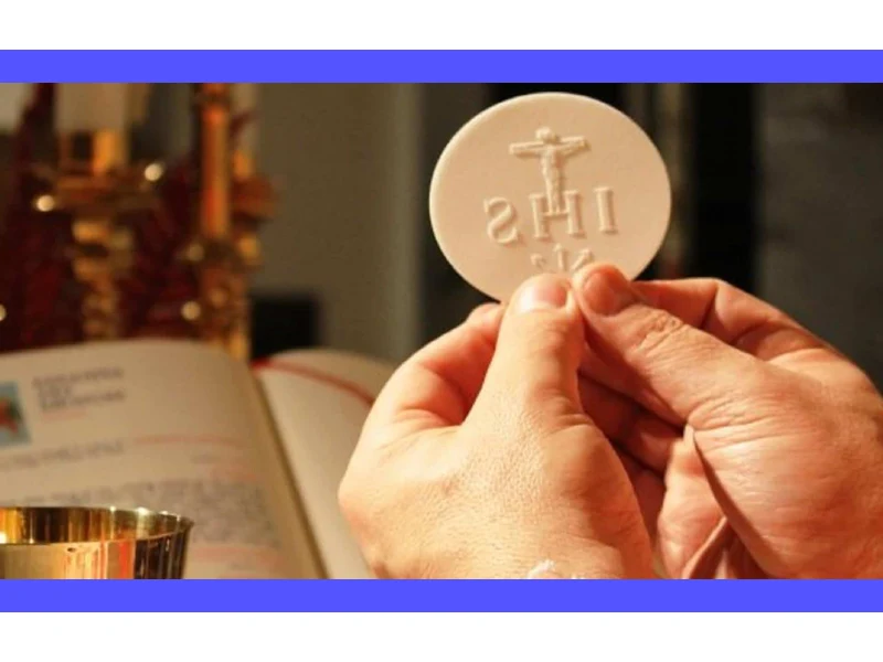 Persona in preghiera con un altare eucaristico illuminato, simboleggiando la profonda comunione spirituale con Dio attraverso le preghiere rituali.