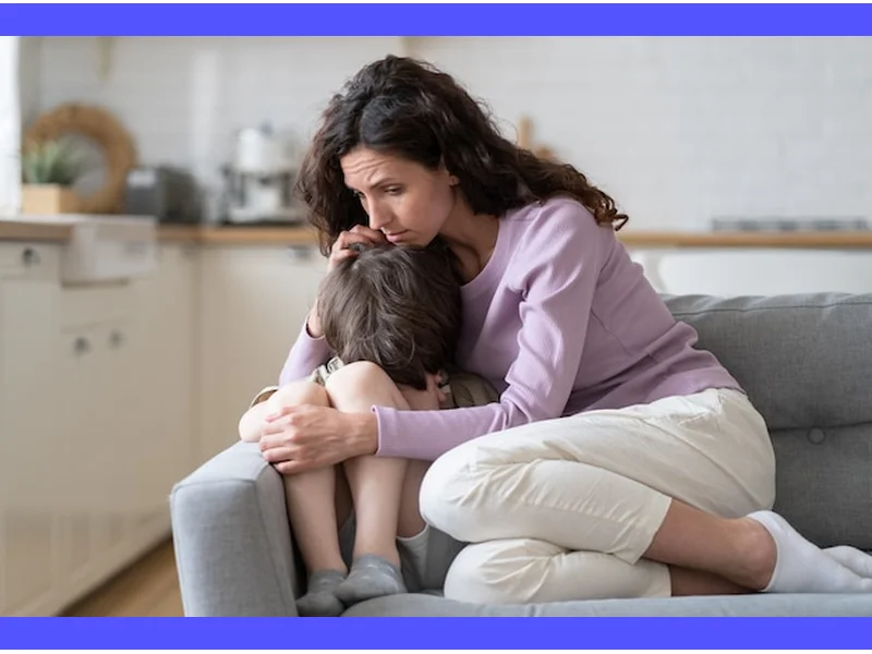 Immagine rappresentativa di una madre sorridere teneramente mentre riceve una pagella da suo figlio con tanto amore e gratitudine.