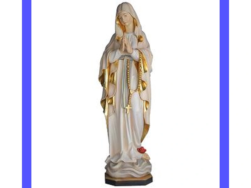 Immagine di una persona in preghiera con le mani giunte, rivolta verso un'icona della Madonna del Rosario. Luce soffusa e atmosfera serena. Simbolo di devozione e fede nella preghiera alla Madonna del Rosario.