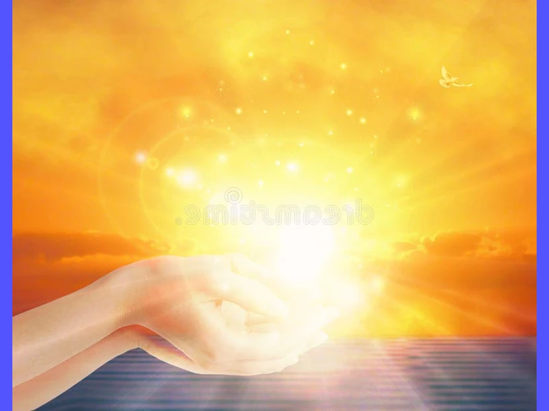 Sfondo tranquillo con luce soffusa che illumina una mano posata delicatamente su una Bibbia aperta, simboleggiando la speranza e la fede nelle preghiere per la guarigione dei malati.
