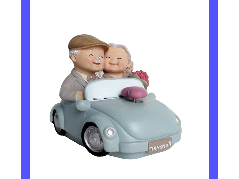 Una coppia di anziani si tiene per mano mentre prega insieme per celebrare il loro anniversario di matrimonio. Una toccante dimostrazione di amore, gratitudine e complicità duratura.