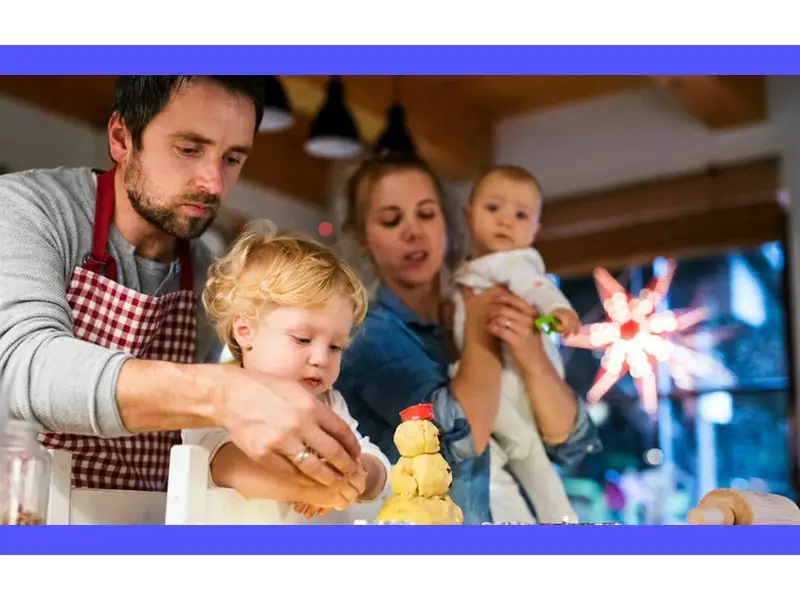 Una famiglia con due genitori e due bambini stringono le mani e pregano insieme, mostrando un esempio di spiritualità familiare e condivisione di momenti di fede. I genitori sorridono amorevolmente ai loro figli mentre pregano, creando un ambiente caldo e invitante per la crescita spirituale dei più piccoli.