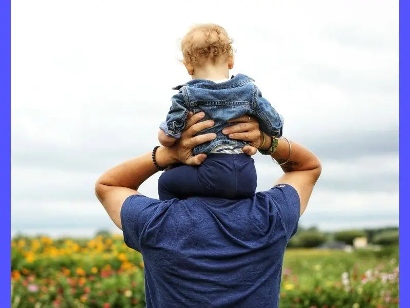 Papà e bambino pregano insieme, creando un momento di intimità e condivisione spirituale.