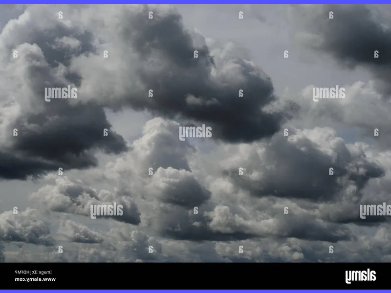 Immagine di un cielo grigio con nuvole minacciose che si addensano, simboleggiando la preghiera per la pioggia abbondante in un momento di siccità.