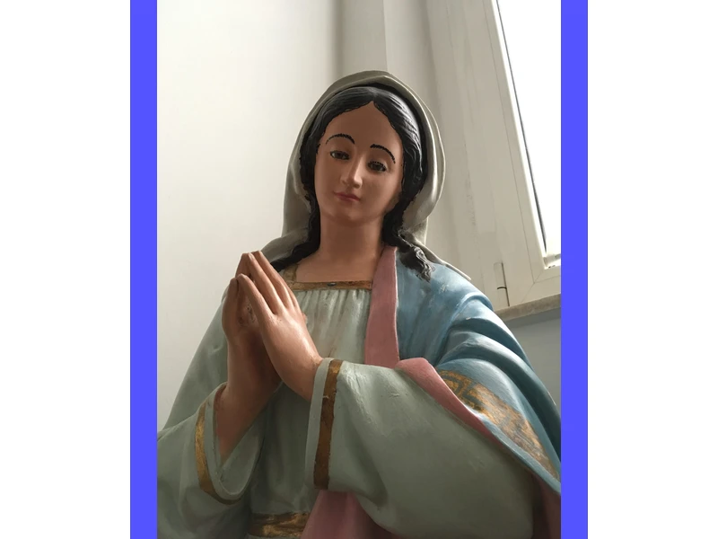 Persone in preghiera chiedono la guida divina durante tempi difficili in Italia.