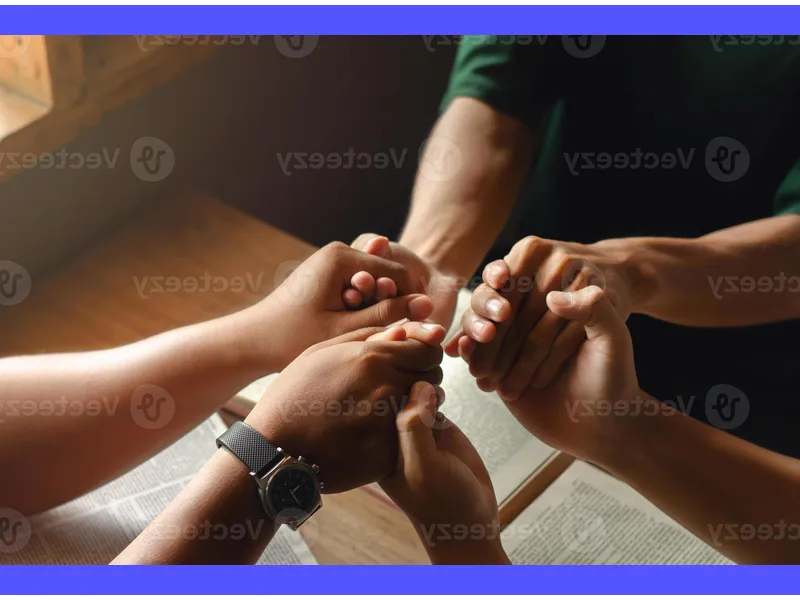 Gruppo di persone di diverse etnie che si tengono per mano in preghiera, simboleggiando l'unità e la fratellanza tra i cristiani.