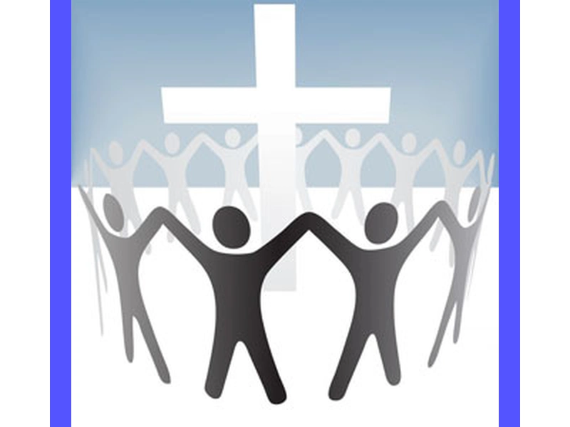Immagine rappresentativa di persone di diverse etnie unite in preghiera, simboleggiando l'unità e la fratellanza tra i cristiani.
