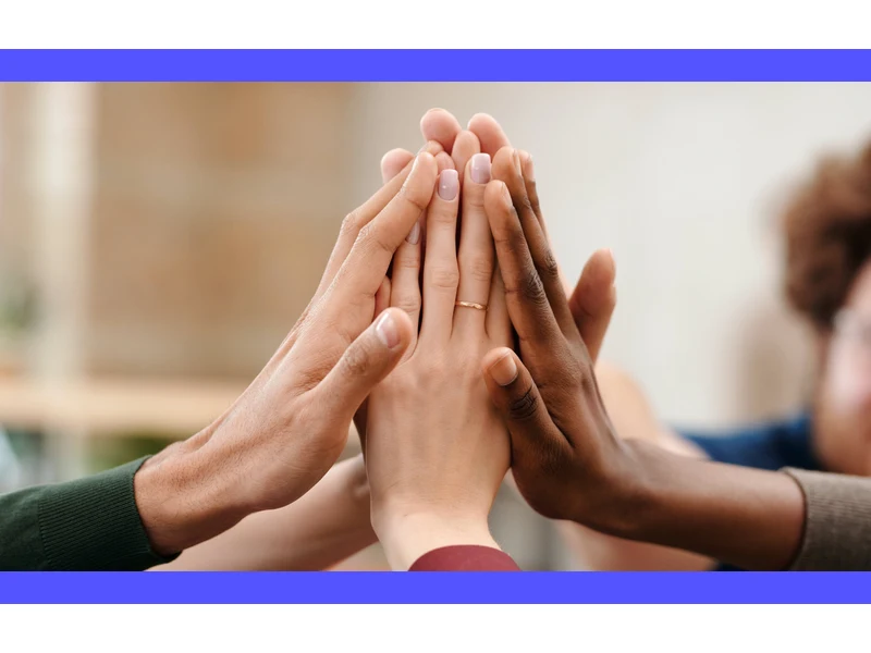 Immagine di persone di diverse etnie e culture che pregano insieme, simboleggiando l'unità e la fratellanza tra i cristiani.
