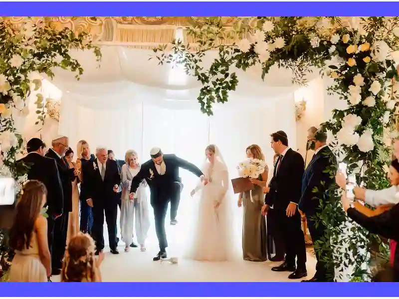 Immagine di una coppia felice scambiandosi voti di matrimonio, circondata da un'atmosfera di amore e benedizione.