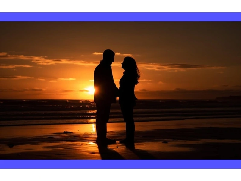 Immagine di una coppia abbracciata con lo sfondo di un tramonto, simbolo di amore e spiritualità , rappresentando l'unione e la benedizione del matrimonio.