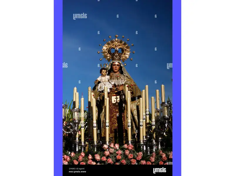 Suggestiva immagine di una processione religiosa durante la Settimana Santa, con fedeli in preghiera e candele accese, creando un'atmosfera di profonda spiritualità e meditazione.