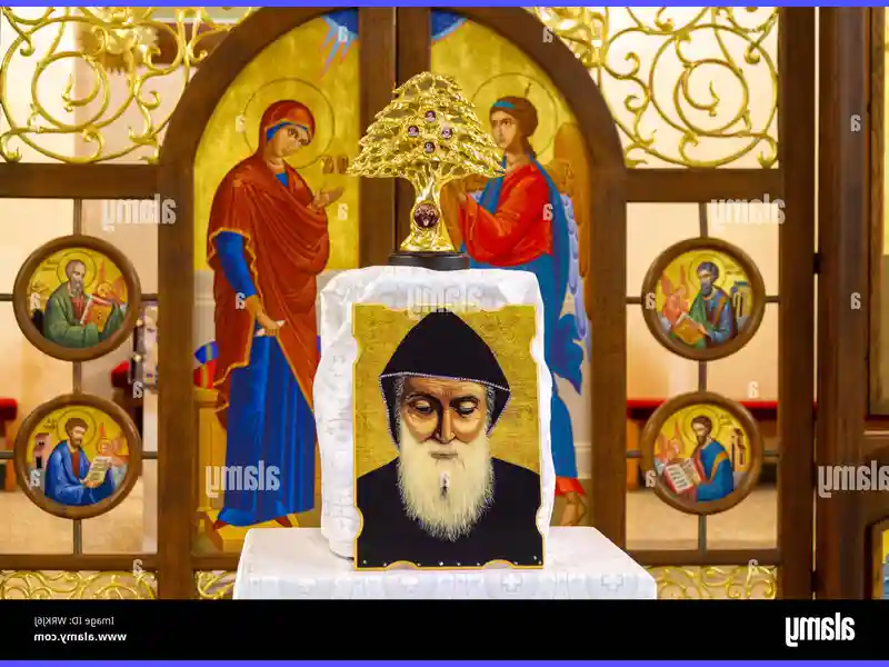 Foto di un Santuario con l'immagine di San Charbel illuminata, simbolo di fede e speranza per le guarigioni straordinarie.