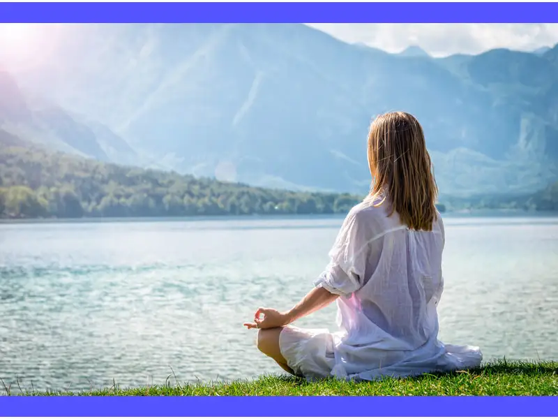 Persona in meditazione in un ambiente tranquillo, con le mani giunte e gli occhi chiusi. Simbolo di serenità e contemplazione profonda per raggiungere la pace interiore attraverso la preghiera.